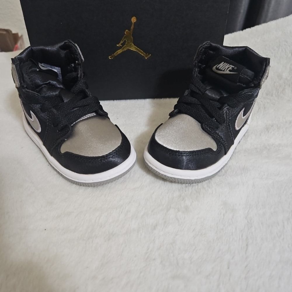 Nike Kids Black and Gray Sneakers